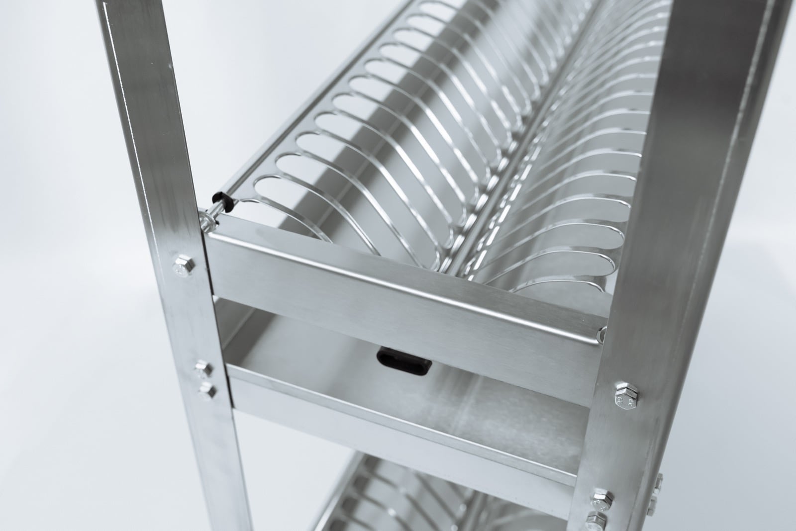 Фрагмент стеллажа для хранения посуды.