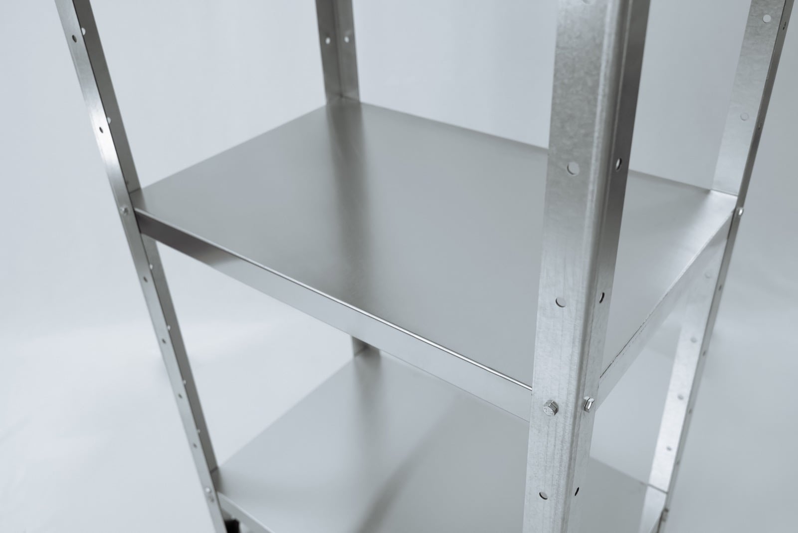 Полка кухонного стеллажа.