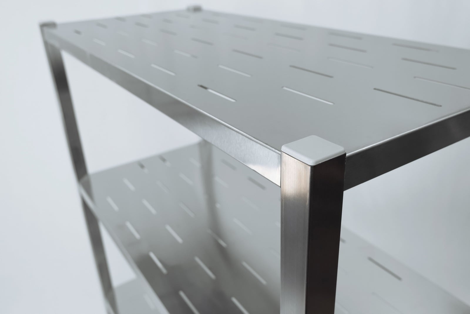 Фрагмент стеллажа с перфорированными полками.