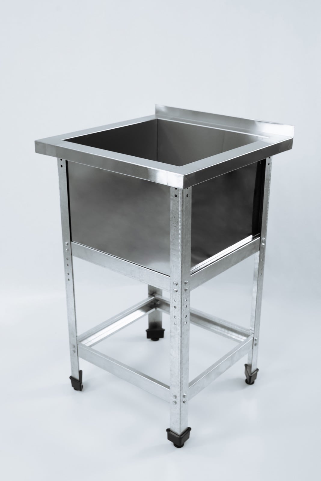 Одинарная сварная моечная ванна с бортом.