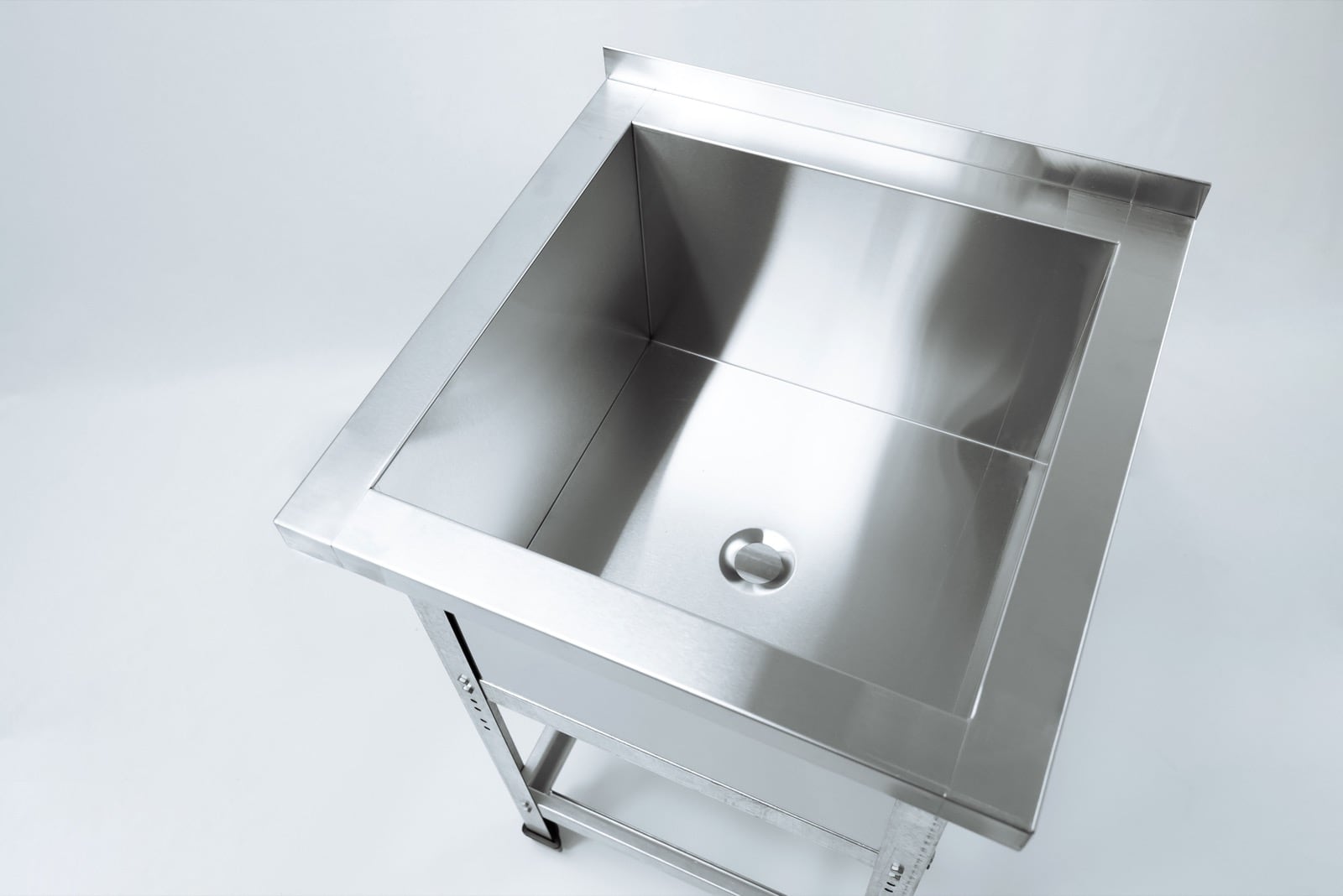 Вид сверху на сварную моечную ванну с бортом.