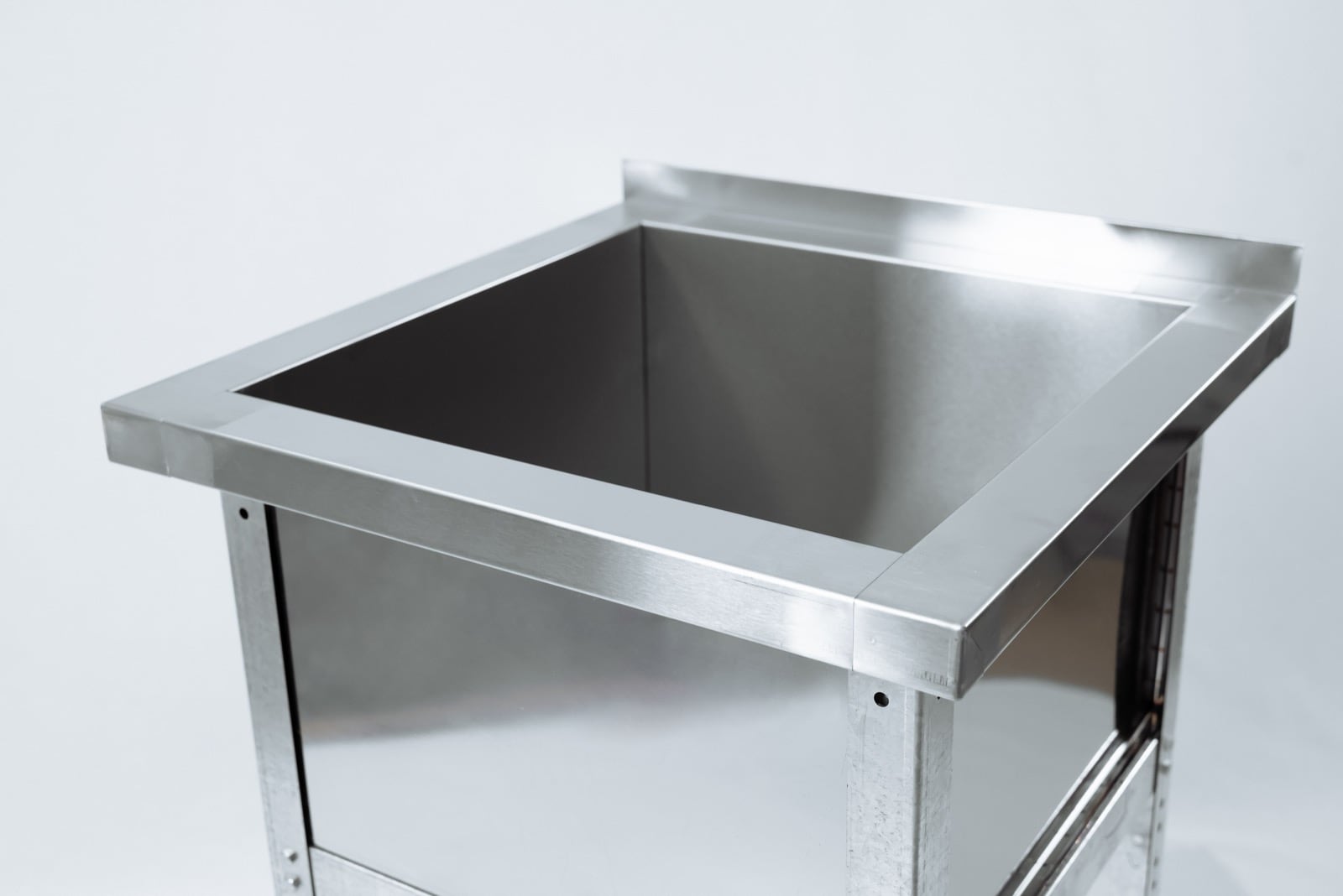 Фрагмент одинарной моечой ванны с бортом.