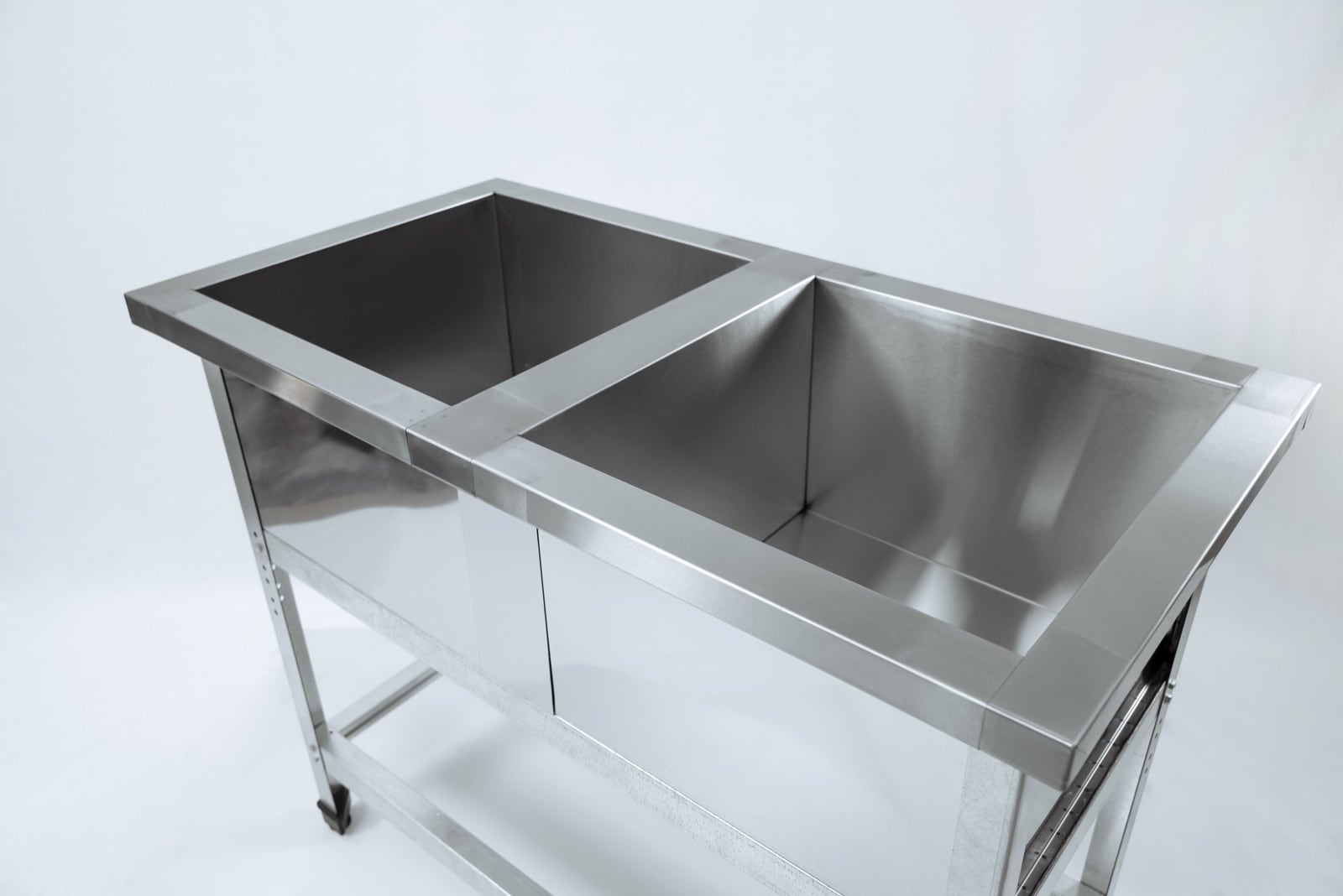 Фрагмент двойной сварной моечной ванны без борта.