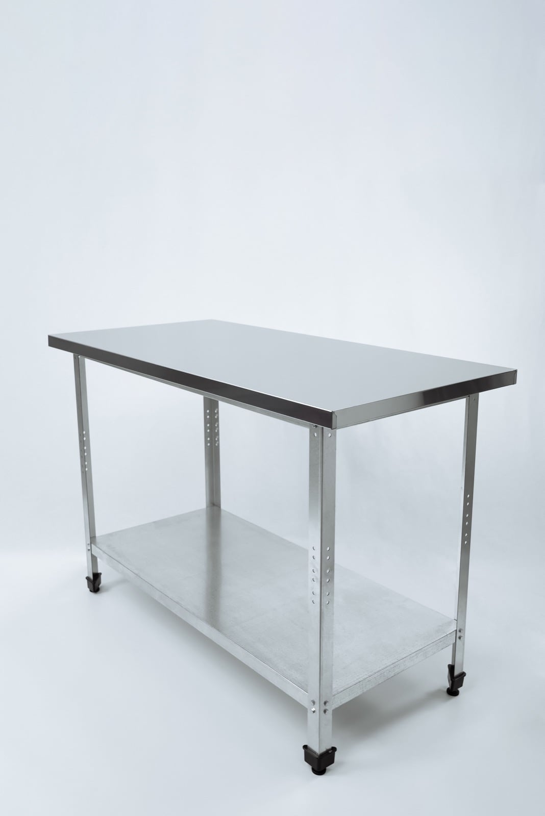 Производственный стол без борта и с полкой.