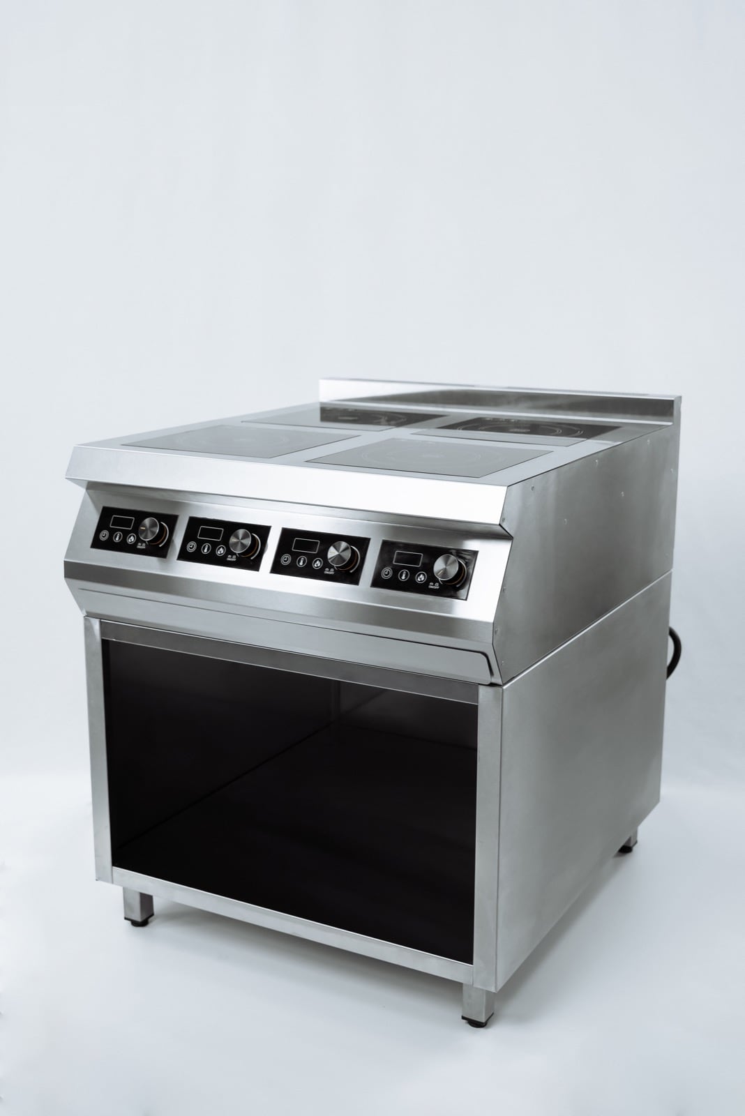 Четырёхконфорочная индукционная печь на закрытой подставке.