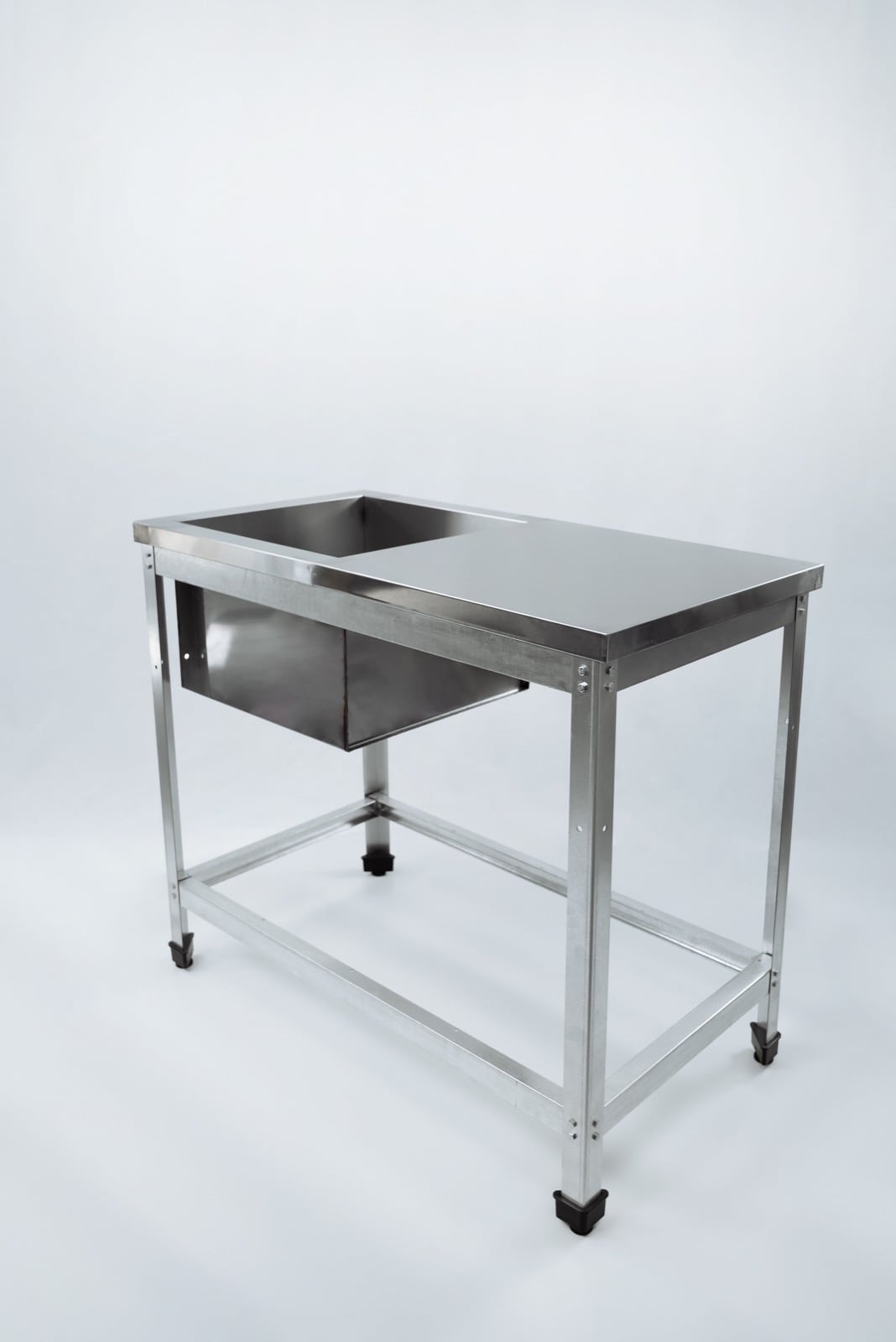 Моечная ванна с рабочей поверхностью.