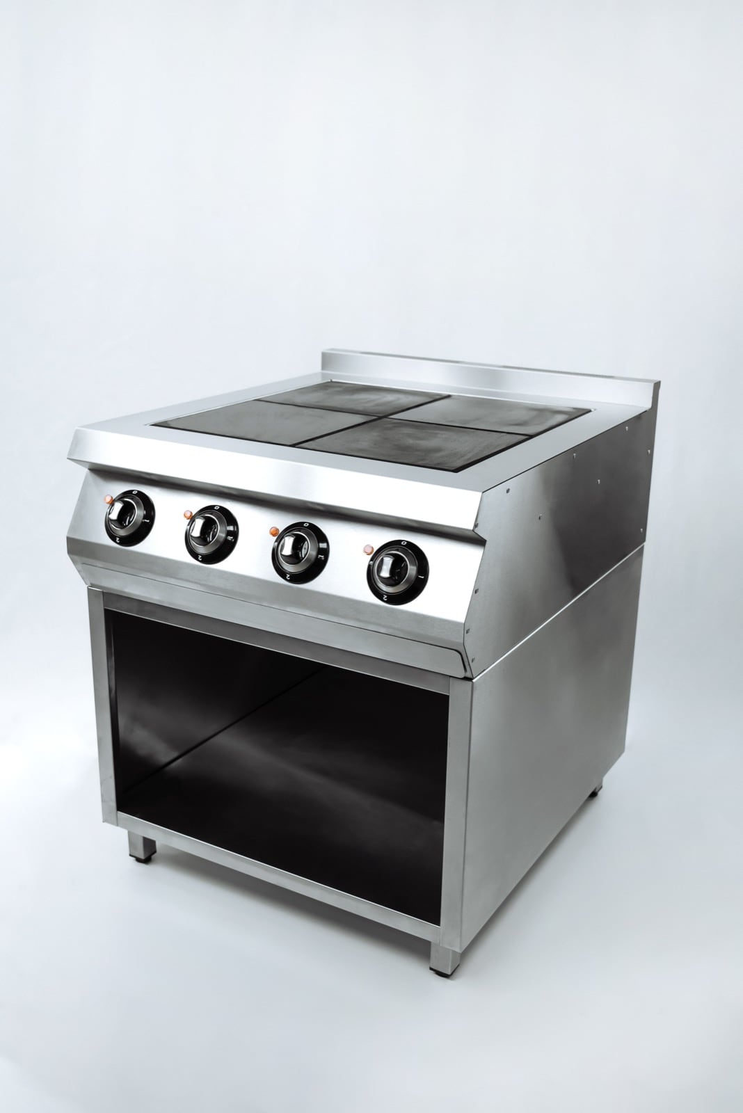 Электрическая четырёхконфорочная плита на закрытой подставке.