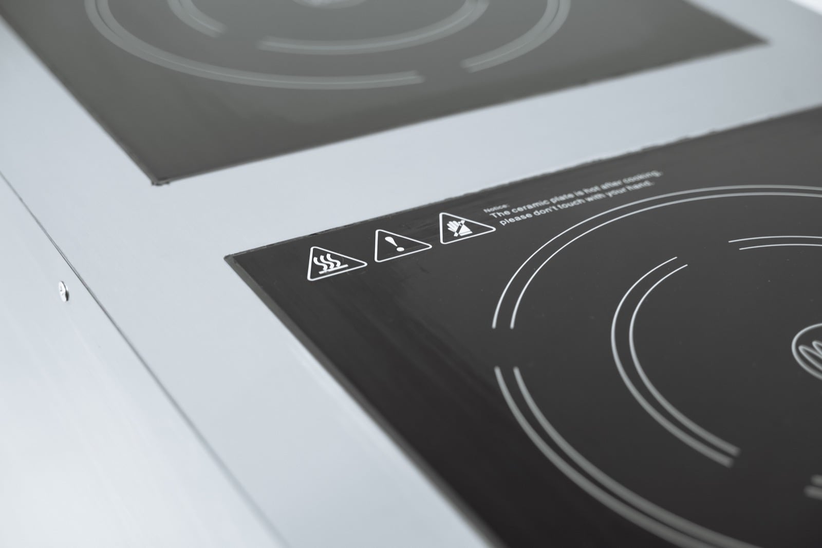 Фрагмент рабочих поверхностей двухконфорочной напольной индукционной плитой.