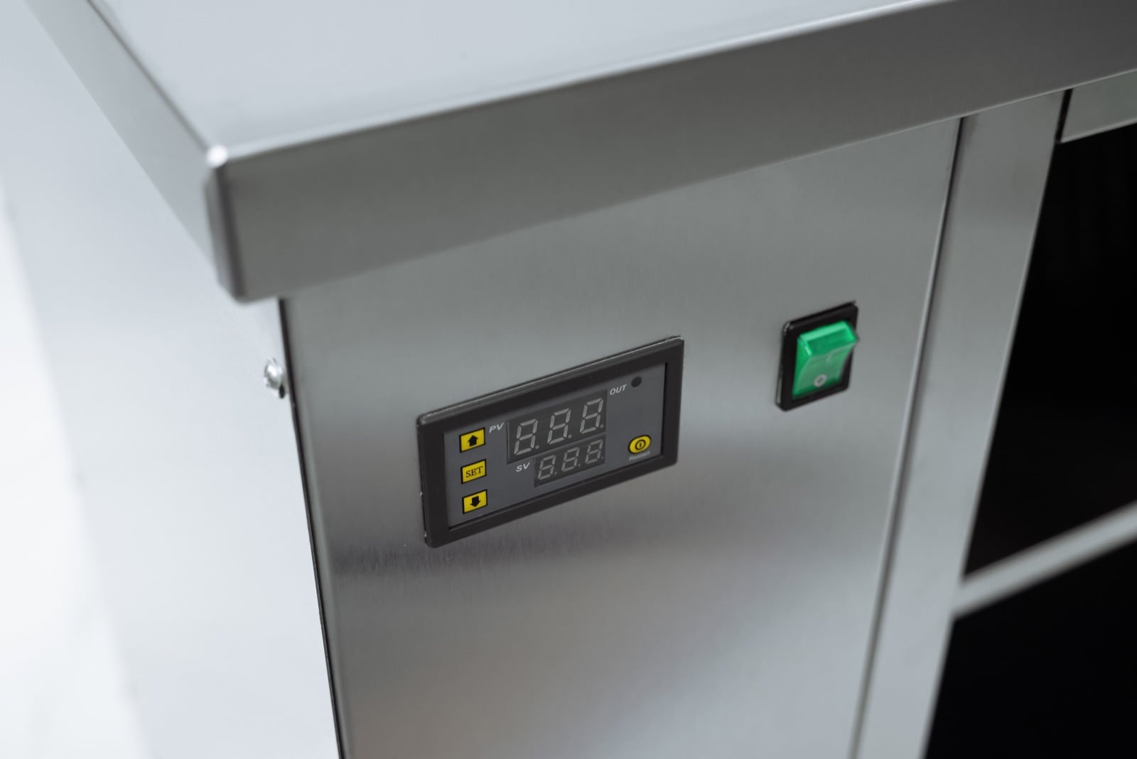 Панель управления теплового стола.