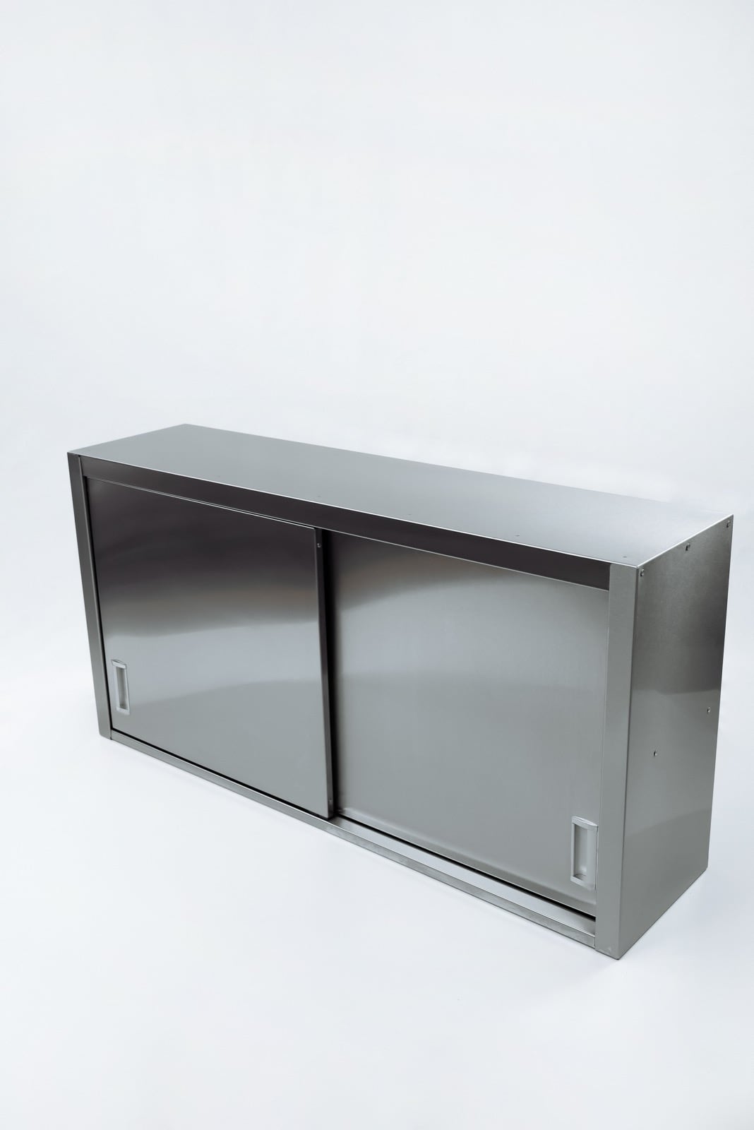 Закрытая навесная полка с дверями-купе.