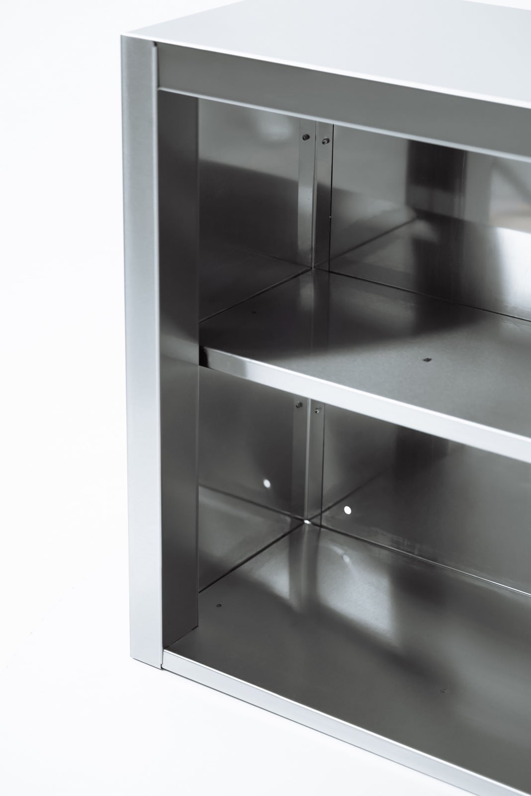 Фрагмент закрытой с трёх сторон навесной полки.