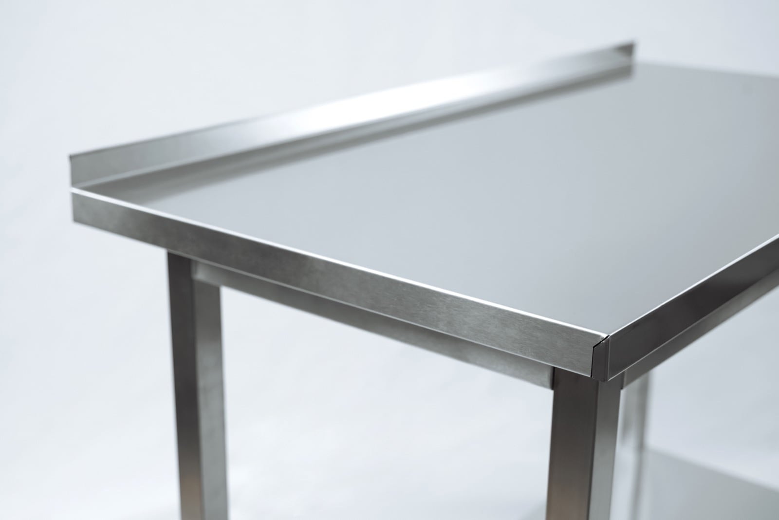 Фрагмент производственного стола с бортом.