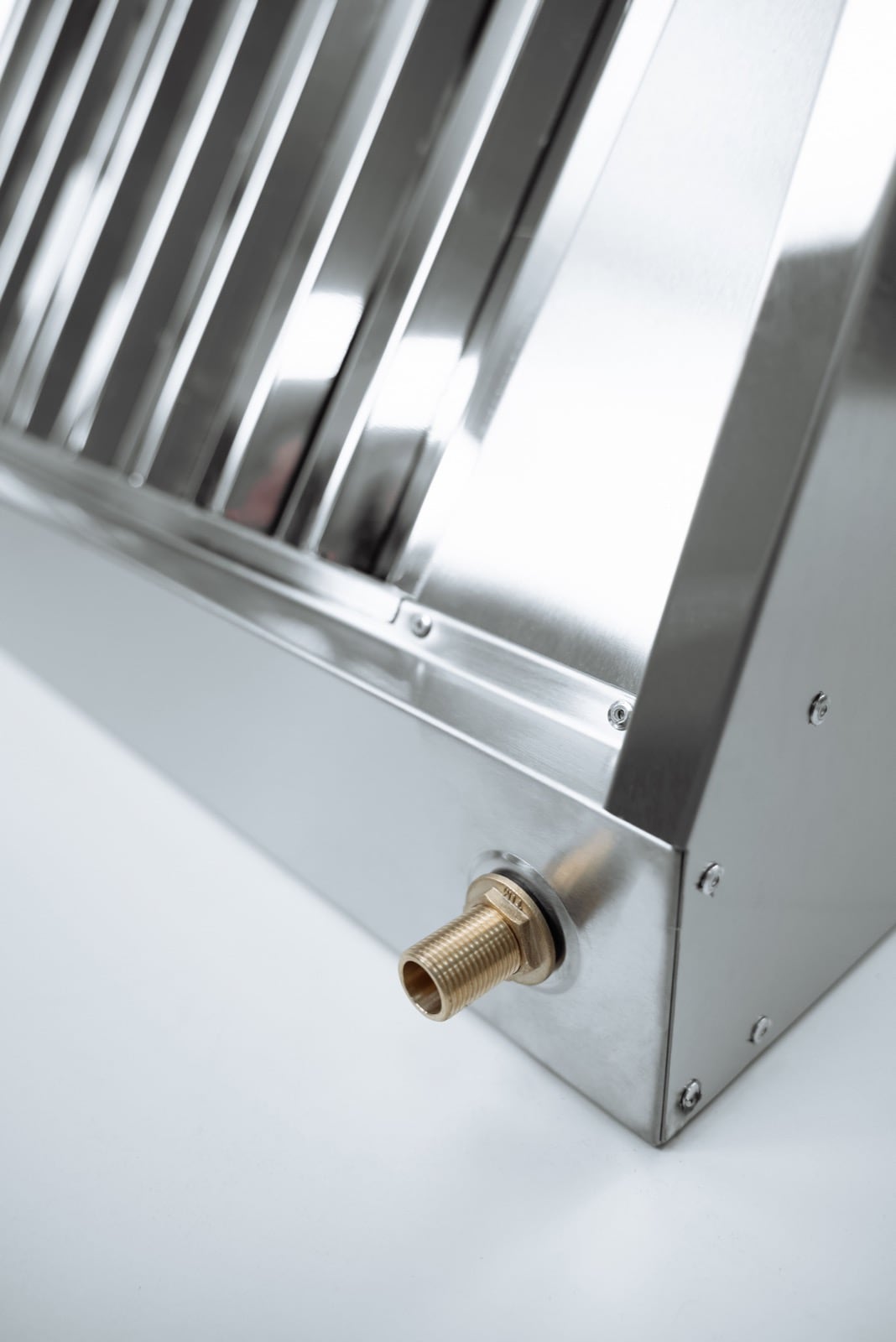 Фрагмент пристенного вентиляционного зонта.