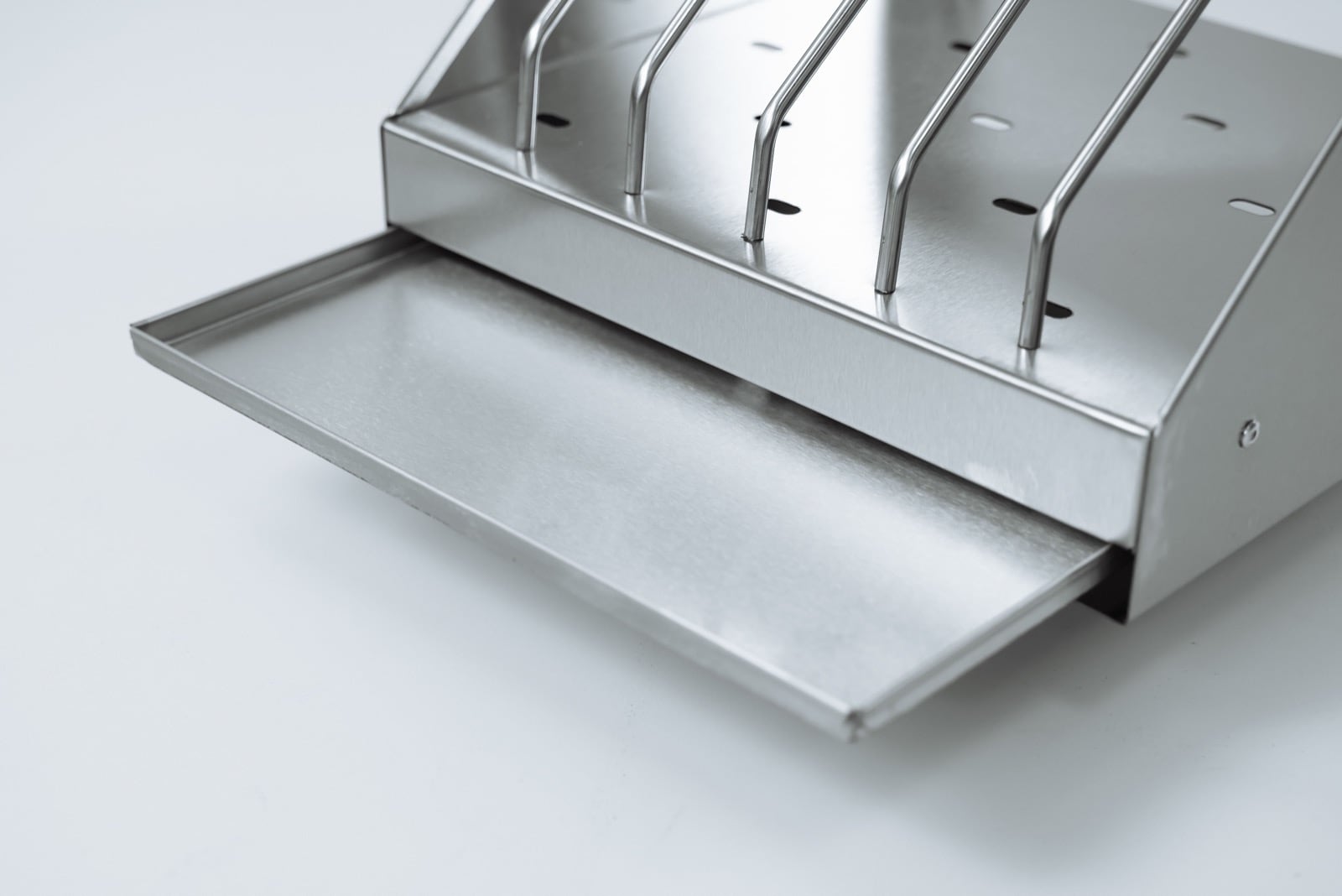 Полка для крышек с выдвинутым поддоном.