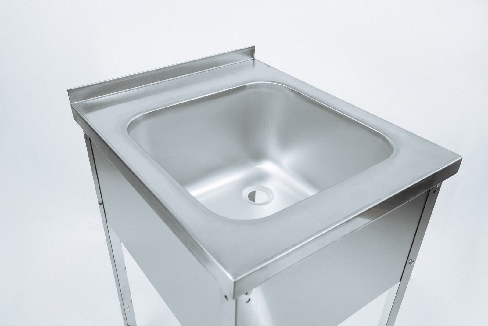 Фрагмент одинарной цельнотянутой моечной ванны.