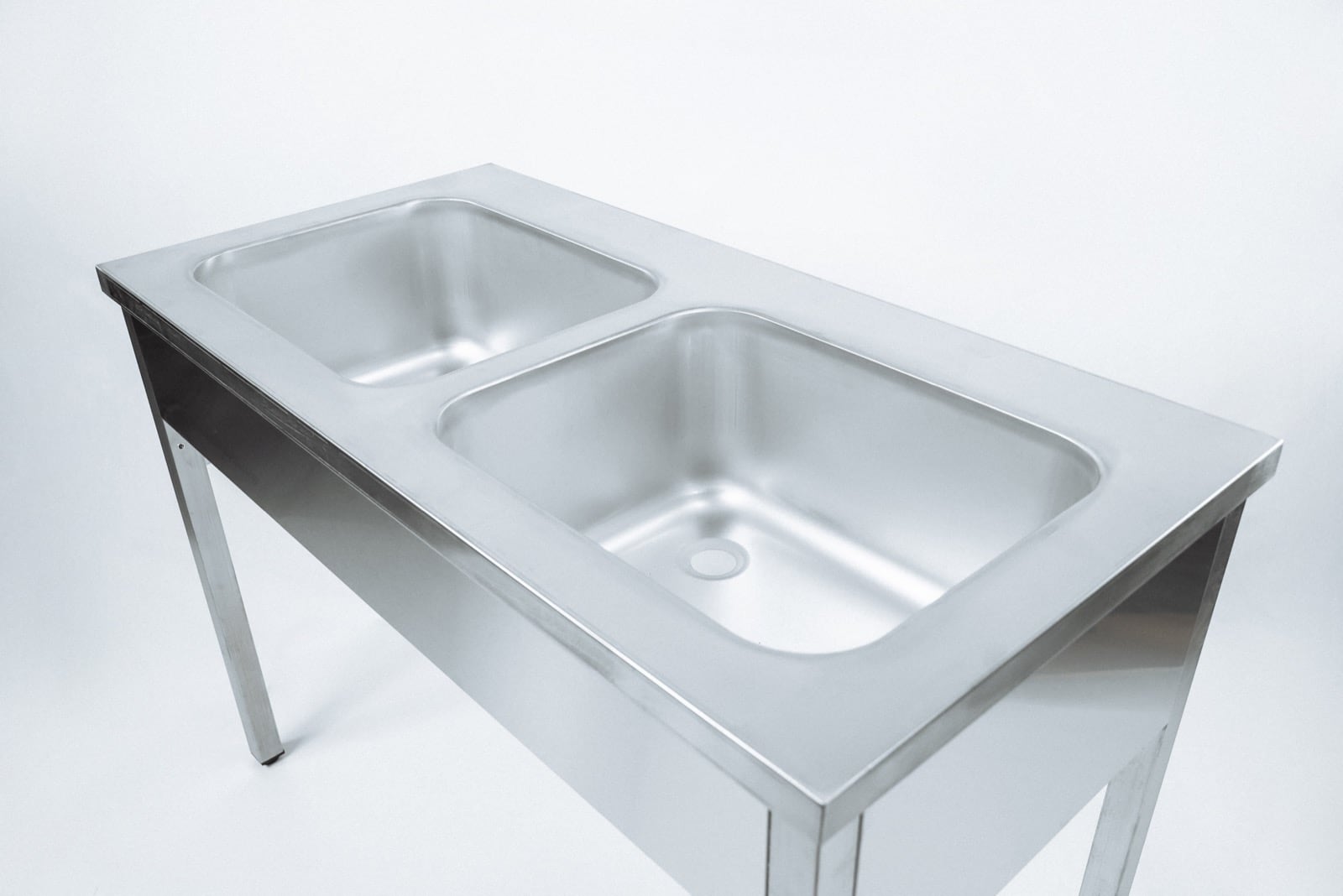 Фрагмент двойной цельнотянутой моечной ванны.