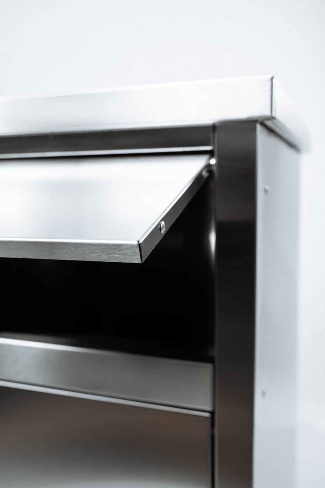 Фрагмент тумбы для сбора отходов.