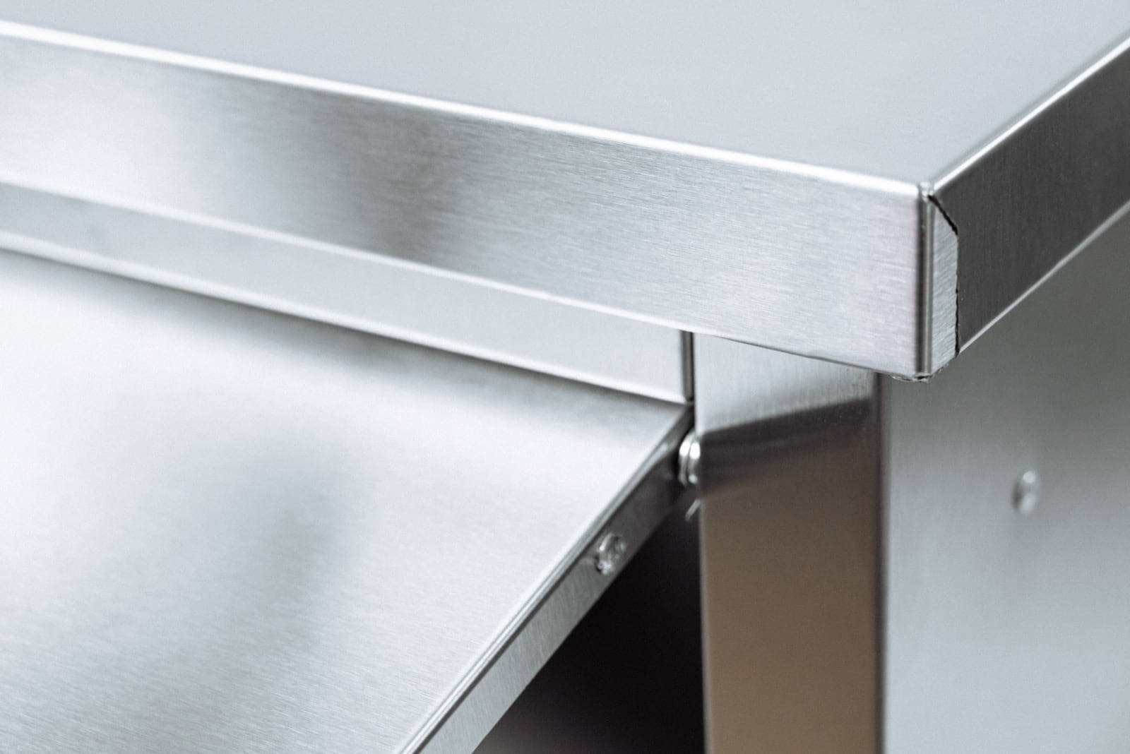 Фрагмент тумбы для сбора отходов.