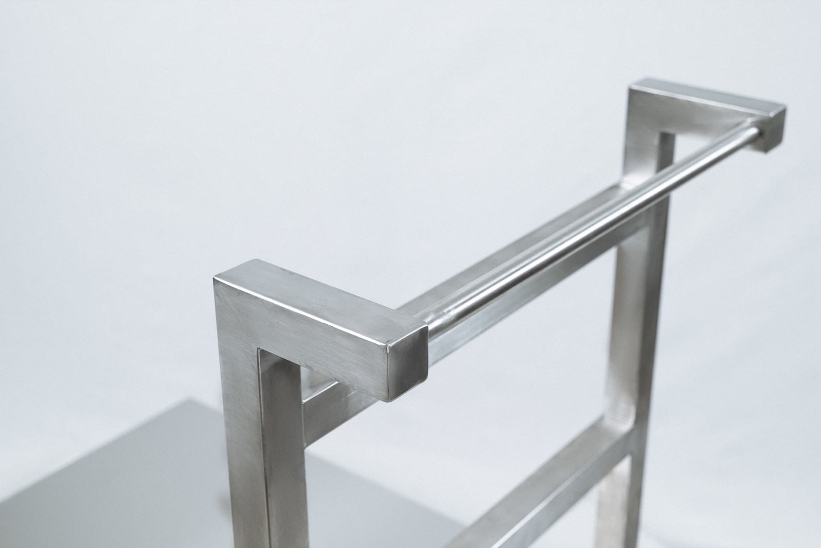 Ручка грузовой тележки.