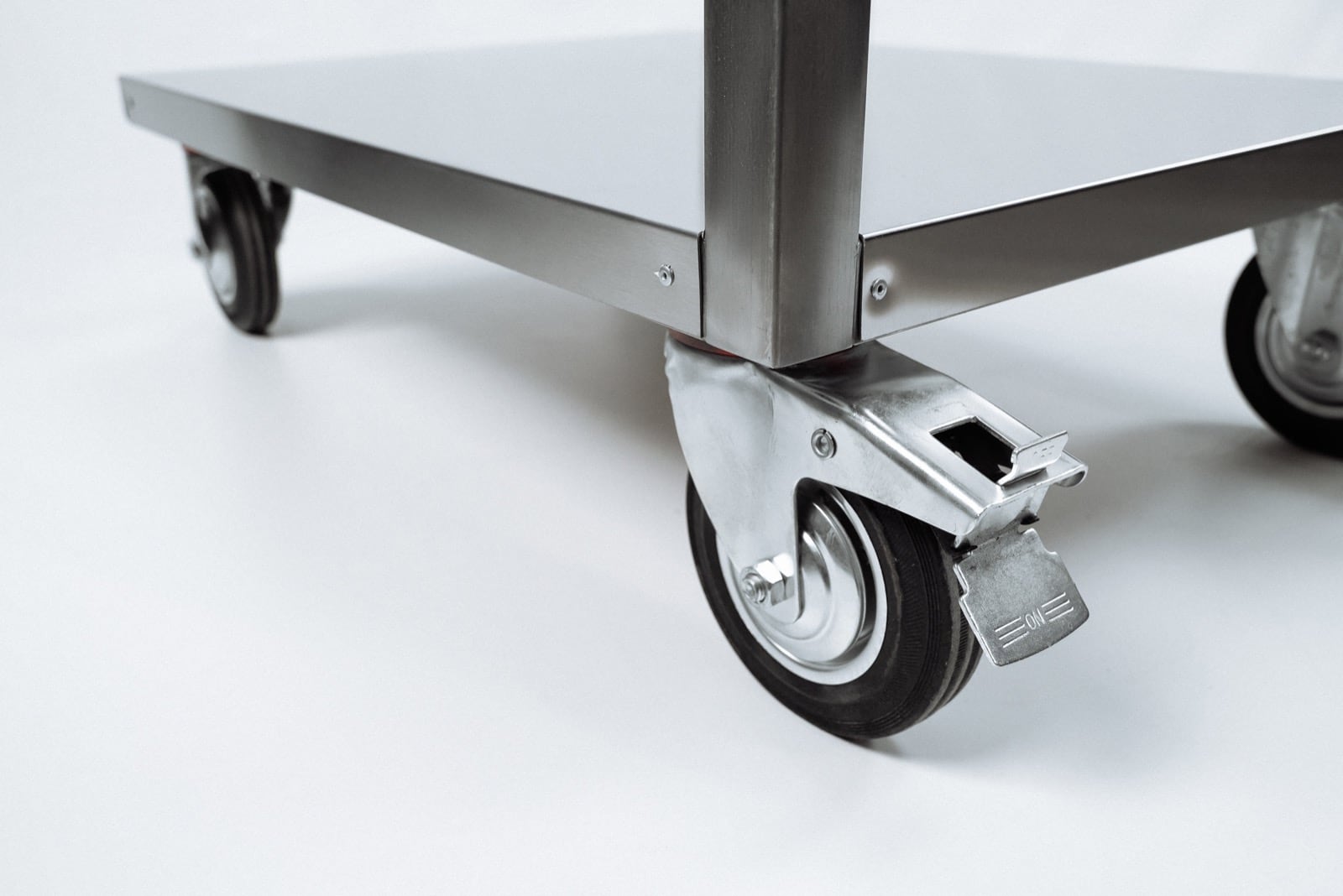 Колёса грузовой тележки.