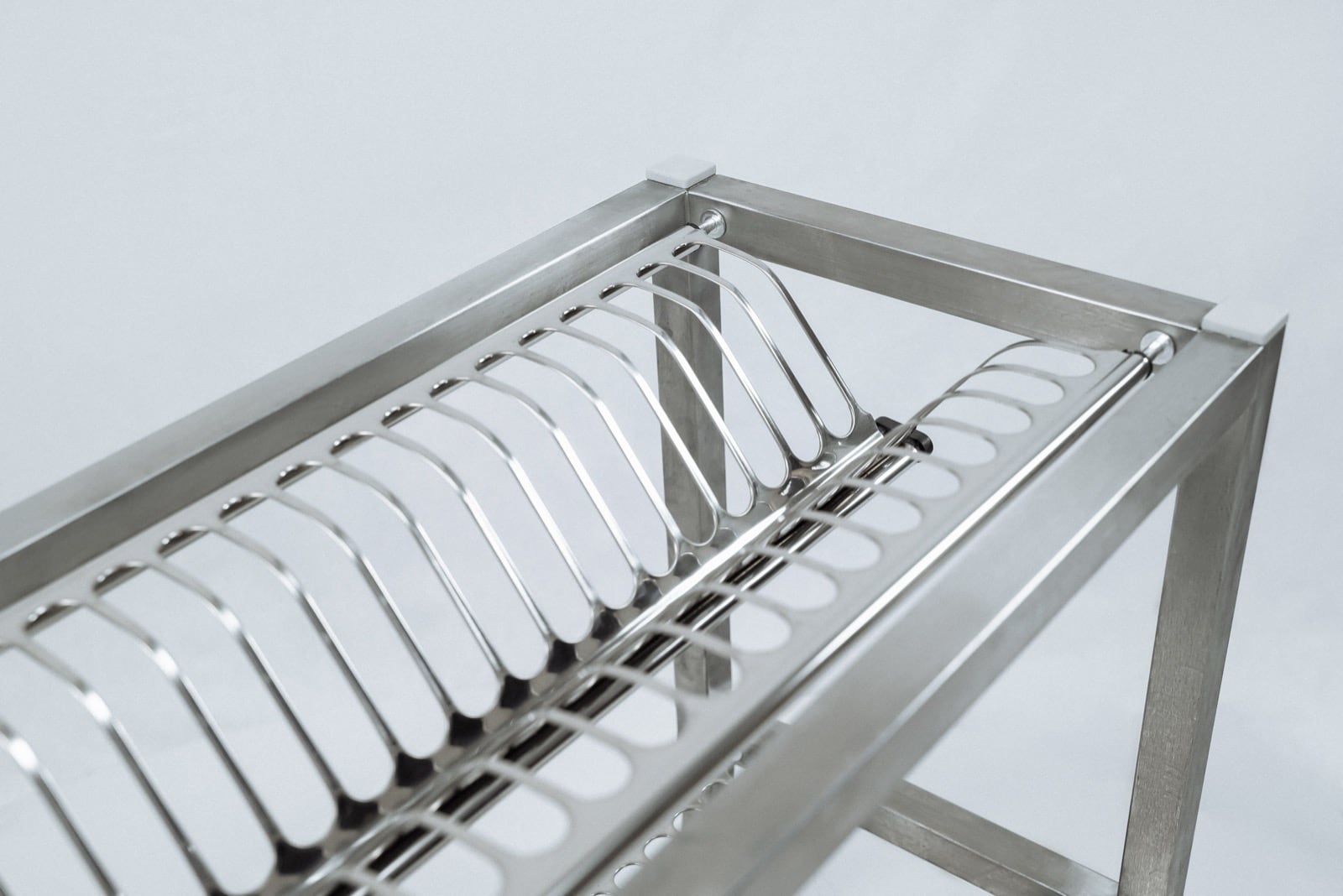 Фрагмент навесной полки для посуды.