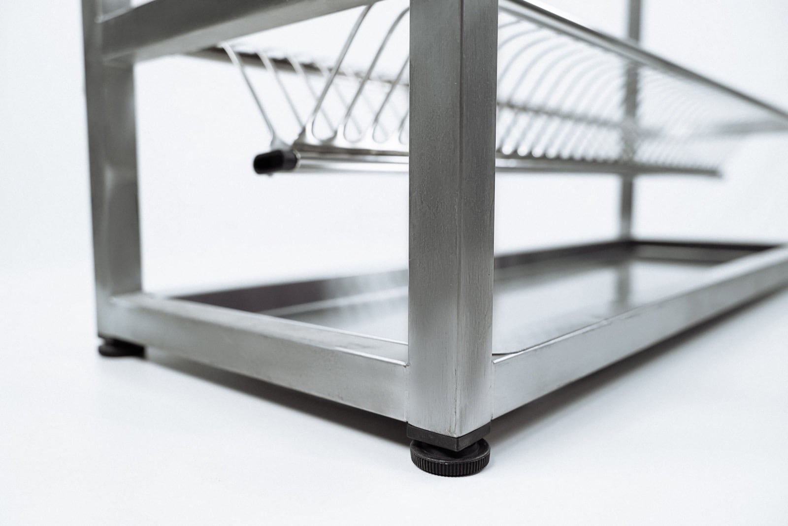 Фрагмент навесной полки для посуды.