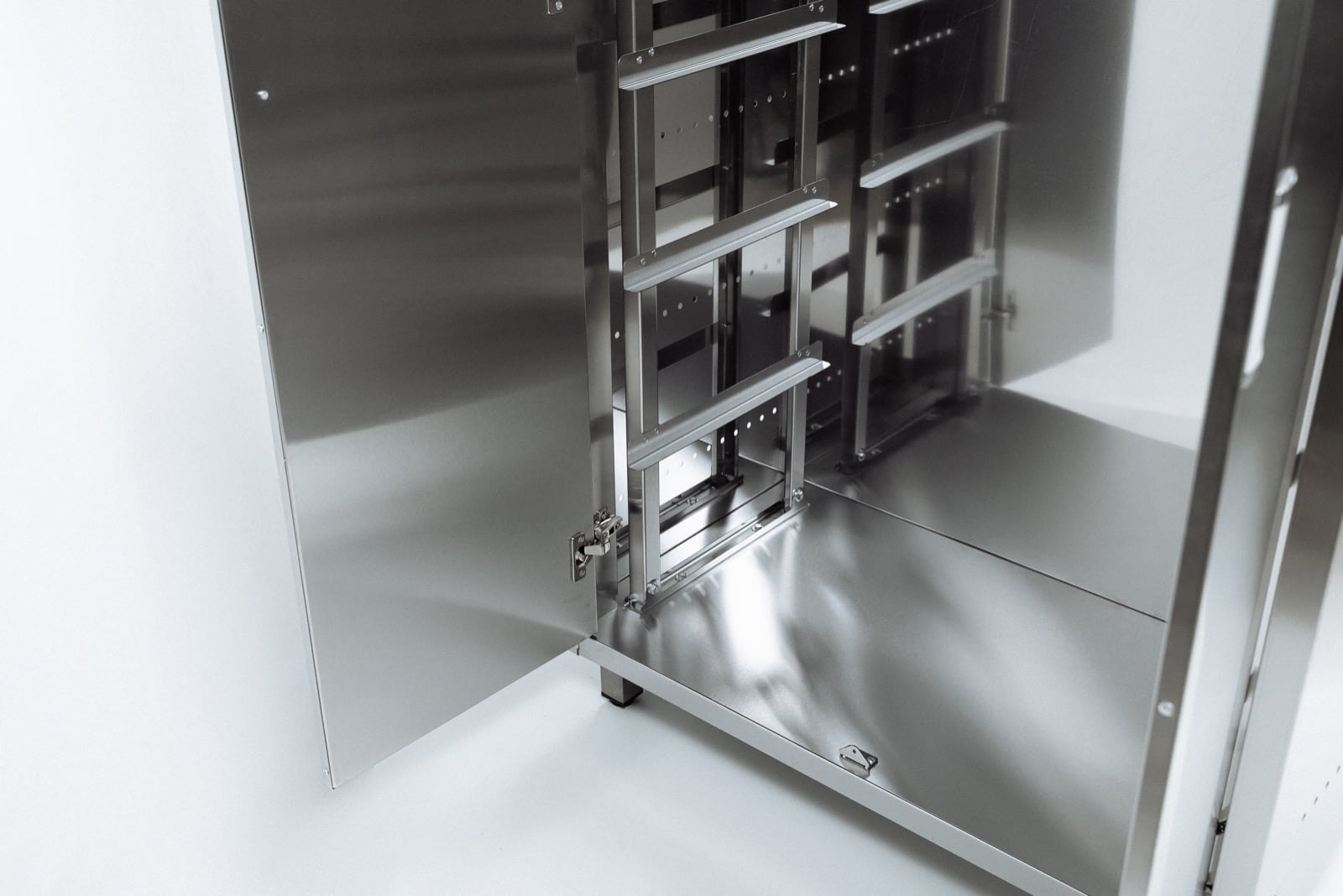 Фрагмент нейтрального шкафа.