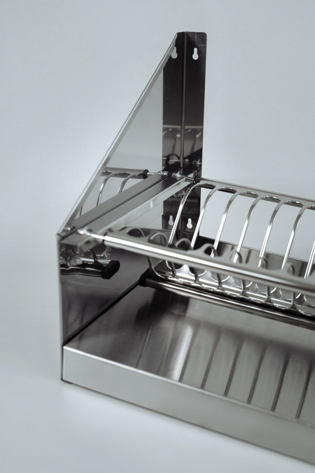 Фрагмент одноярусной полки для посуды.