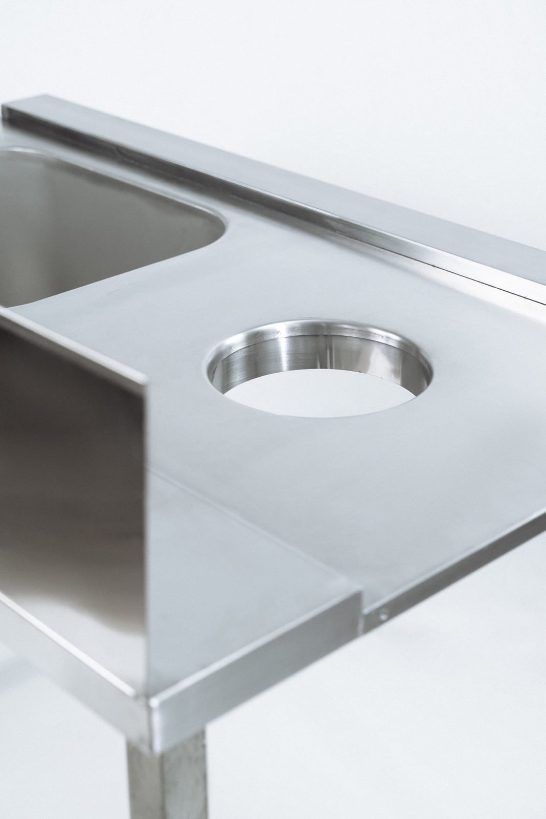 Фрагмент стола для сбора отходов с цельнотянутой мойкой.