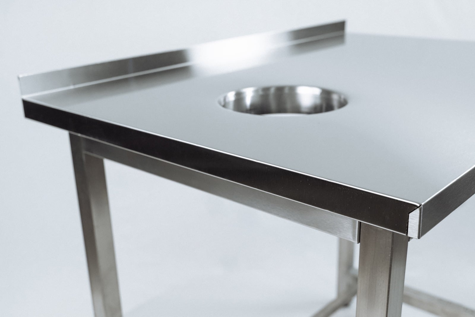 Фрагмент стола для сбора отходов.