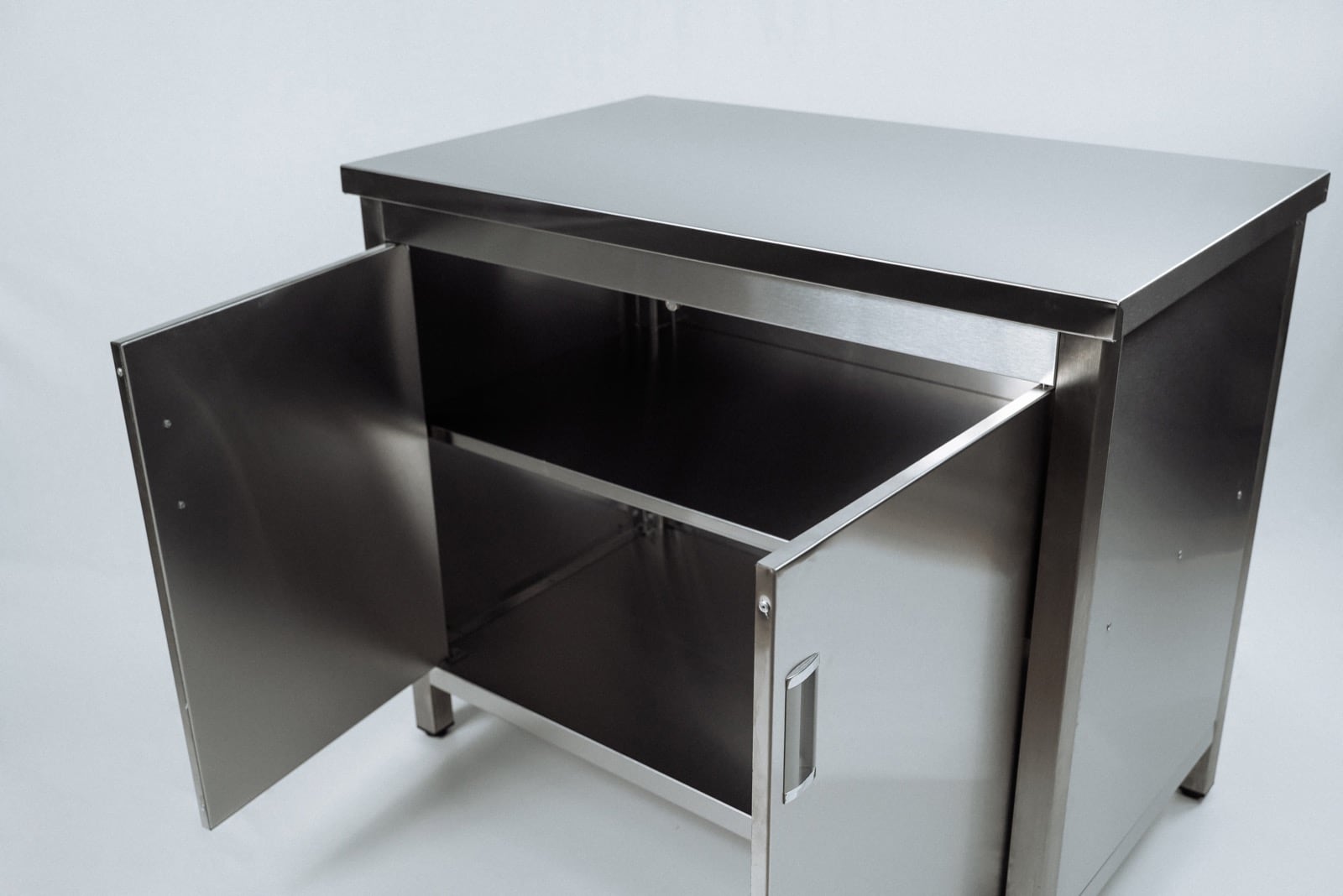 Стол-тумба.